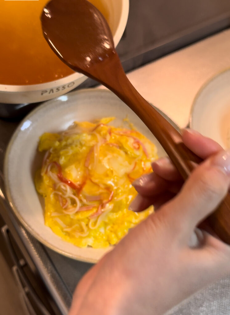 甘酢餡を上からかける様子