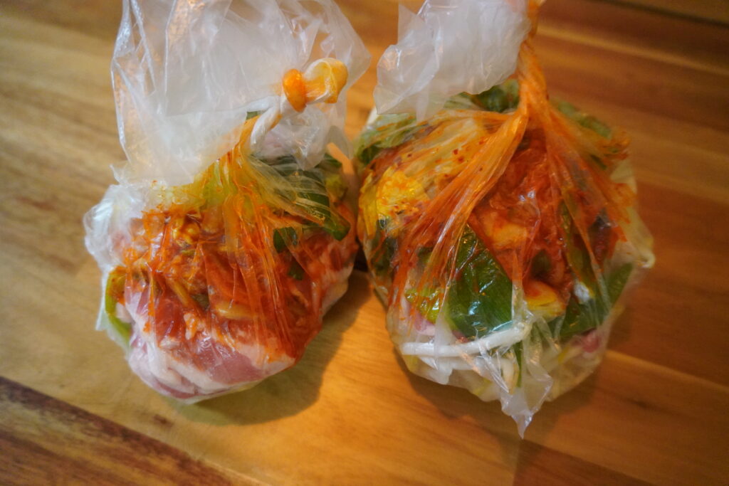 全ての材料をアイラップに入れ、しっかり空気を抜いて冷凍する。